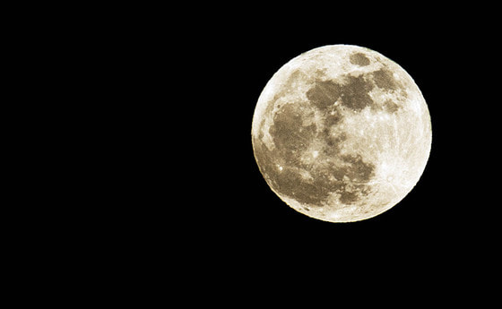 Der Mond ist aufgegangen. 