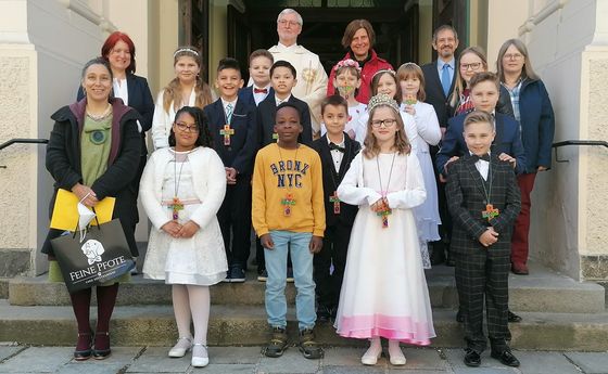 Gruppenbild vor dem Kircheneingang Linz-Hl. Familie