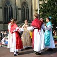 Volkstanzgruppen am 'Sonntag der Völker' auf dem Linzer Domplatz.
