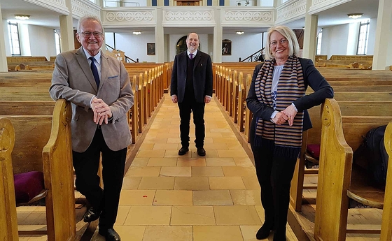 Im höchsten weltlichen Leitungsamt folgt in OÖ Renate Bauinger (re) auf Johannes Eichinger (li). Im Hintergrund Superintendent Gerold Lehner.