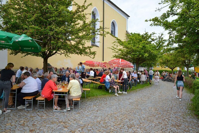 Besucher am Pfarrfest