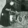 Bischof Franz Zauner und sein Motorrad, ein legendäres 'Gespann' / © Diözesanarchiv Linz Bischof Franz Zauner und sein Motorrad, ein legendäres 'Gespann'