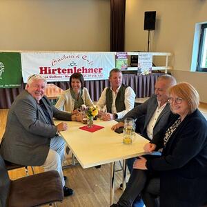 Am späteren Nachmittag kommen auch die Wahlhelfer von der NR-Wahl. 