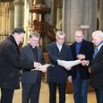  V. l.: Dompfarrer Maximilian Strasser, Bischof Manfred Scheuer, Liturgiewissenschaftler Ewald Volgger, Künstler Heimo Zobernig und Dombaumeister Wolfgang Schaffer studieren in der Vierung des Mariendoms die Pläne für die Innenraumneugestaltung.